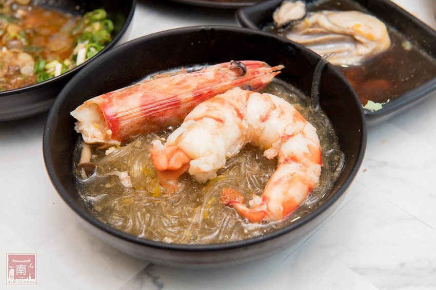 【台南美食】網美南洋風浮誇鍋物｜活體龍蝦鮑魚夠新鮮｜浮誇海鮮盤｜肉肉多多盤｜南紡購物中心附近美食｜活龍蝦｜和牛｜中秋連假~花花世界鍋物 - 南人幫