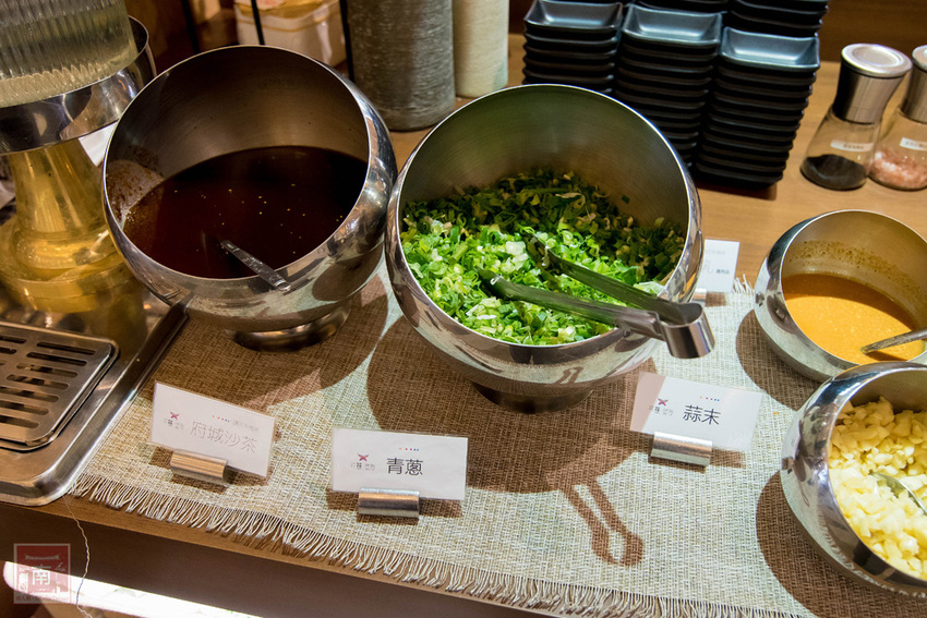 【臺南美食】和牛鍋物也太奢侈了｜點套餐加碼送16隻草蝦｜瓶裝飲料喝到飽｜浮誇海鮮盤｜25盎司大份量和牛和PRIME牛肉原肉現切｜公司聚餐｜情人約會~~花花世界鍋物 - 南人幫