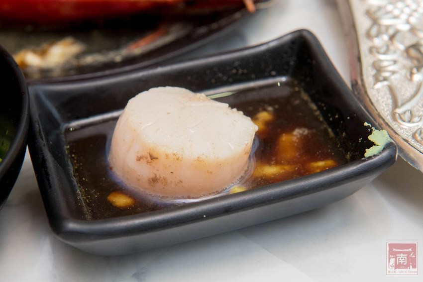 【台南美食】網美南洋風浮誇鍋物｜活體龍蝦鮑魚夠新鮮｜浮誇海鮮盤｜肉肉多多盤｜南紡購物中心附近美食｜活龍蝦｜和牛｜中秋連假~花花世界鍋物 - 南人幫