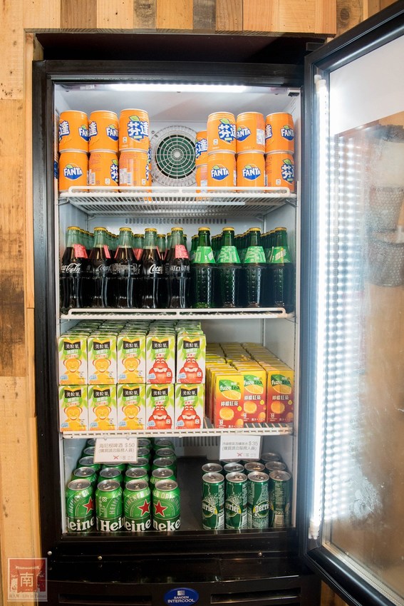 【台南美食】網美南洋風浮誇鍋物｜活體龍蝦鮑魚夠新鮮｜浮誇海鮮盤｜肉肉多多盤｜南紡購物中心附近美食｜活龍蝦｜和牛｜中秋連假~花花世界鍋物 - 南人幫