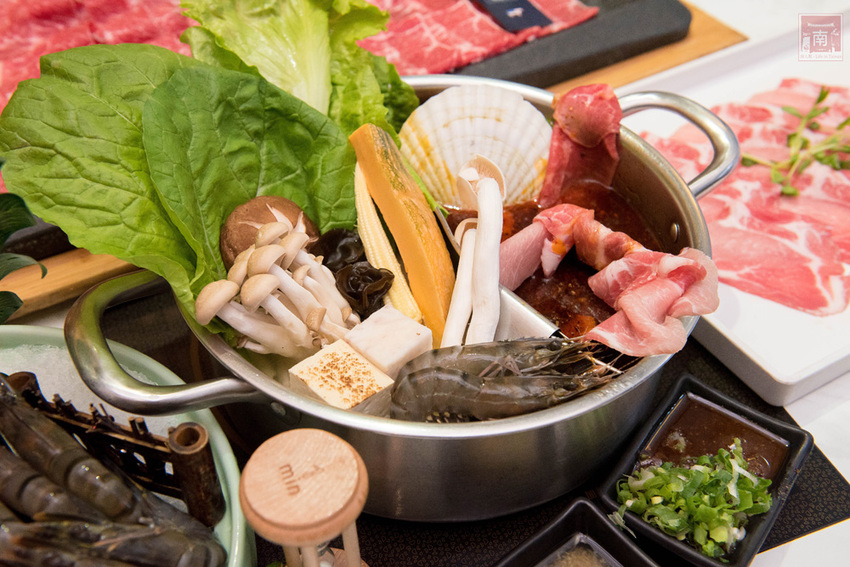 【臺南美食】和牛鍋物也太奢侈了｜點套餐加碼送16隻草蝦｜瓶裝飲料喝到飽｜浮誇海鮮盤｜25盎司大份量和牛和PRIME牛肉原肉現切｜公司聚餐｜情人約會~~花花世界鍋物 - 南人幫