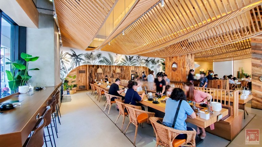 【台南美食】網美南洋風浮誇鍋物｜活體龍蝦鮑魚夠新鮮｜浮誇海鮮盤｜肉肉多多盤｜南紡購物中心附近美食｜活龍蝦｜和牛｜中秋連假~花花世界鍋物 - 南人幫