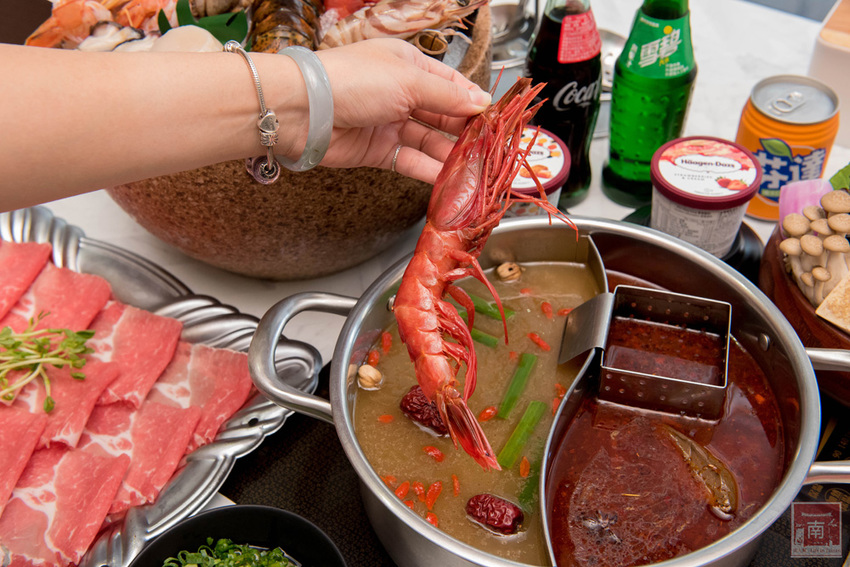 【台南美食】網美南洋風浮誇鍋物｜活體龍蝦鮑魚夠新鮮｜浮誇海鮮盤｜肉肉多多盤｜南紡購物中心附近美食｜活龍蝦｜和牛｜中秋連假~花花世界鍋物 - 南人幫
