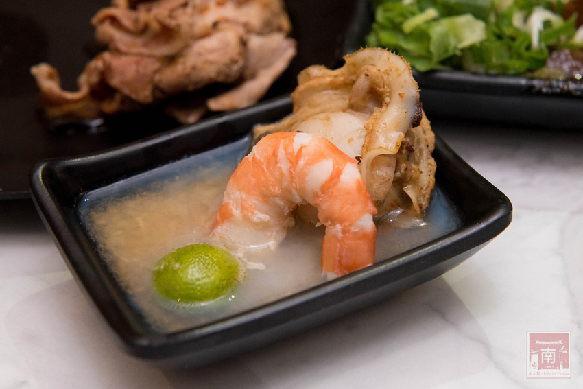 【臺南美食】和牛鍋物也太奢侈了｜點套餐加碼送16隻草蝦｜瓶裝飲料喝到飽｜浮誇海鮮盤｜25盎司大份量和牛和PRIME牛肉原肉現切｜公司聚餐｜情人約會~~花花世界鍋物 - 南人幫