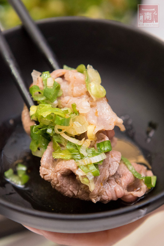 【臺南美食】和牛鍋物也太奢侈了｜點套餐加碼送16隻草蝦｜瓶裝飲料喝到飽｜浮誇海鮮盤｜25盎司大份量和牛和PRIME牛肉原肉現切｜公司聚餐｜情人約會~~花花世界鍋物 - 南人幫
