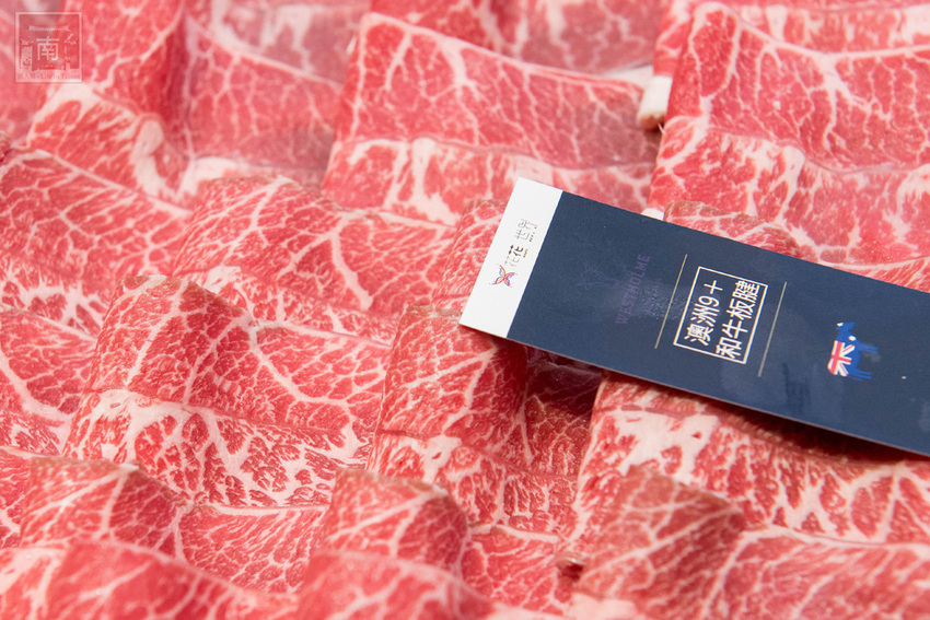 【臺南美食】和牛鍋物也太奢侈了｜點套餐加碼送16隻草蝦｜瓶裝飲料喝到飽｜浮誇海鮮盤｜25盎司大份量和牛和PRIME牛肉原肉現切｜公司聚餐｜情人約會~~花花世界鍋物 - 南人幫