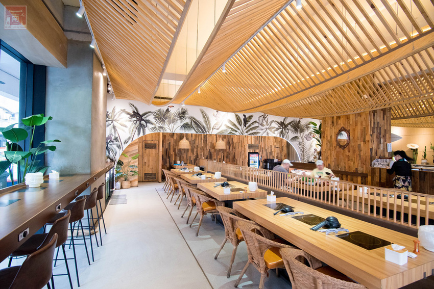 【臺南美食】和牛鍋物也太奢侈了｜點套餐加碼送16隻草蝦｜瓶裝飲料喝到飽｜浮誇海鮮盤｜25盎司大份量和牛和PRIME牛肉原肉現切｜公司聚餐｜情人約會~~花花世界鍋物 - 南人幫