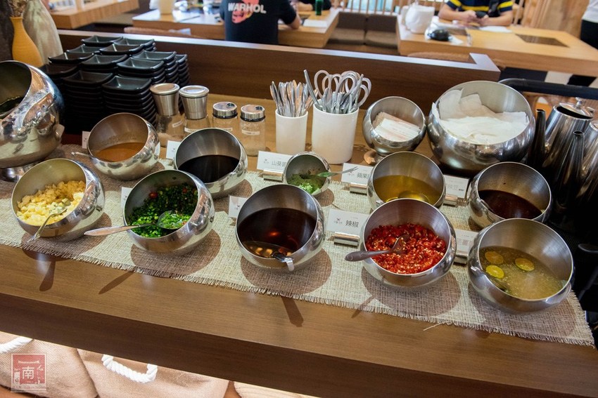 【台南美食】網美南洋風浮誇鍋物｜活體龍蝦鮑魚夠新鮮｜浮誇海鮮盤｜肉肉多多盤｜南紡購物中心附近美食｜活龍蝦｜和牛｜中秋連假~花花世界鍋物 - 南人幫