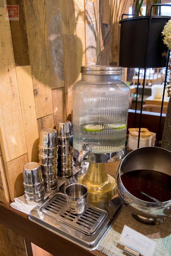 【臺南美食】和牛鍋物也太奢侈了｜點套餐加碼送16隻草蝦｜瓶裝飲料喝到飽｜浮誇海鮮盤｜25盎司大份量和牛和PRIME牛肉原肉現切｜公司聚餐｜情人約會~~花花世界鍋物 - 南人幫