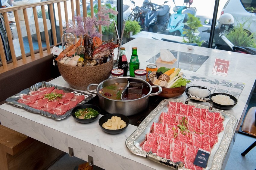 【台南美食】網美南洋風浮誇鍋物｜活體龍蝦鮑魚夠新鮮｜浮誇海鮮盤｜肉肉多多盤｜南紡購物中心附近美食｜活龍蝦｜和牛｜中秋連假~花花世界鍋物 - 南人幫