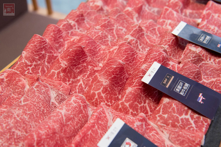 【臺南美食】和牛鍋物也太奢侈了｜點套餐加碼送16隻草蝦｜瓶裝飲料喝到飽｜浮誇海鮮盤｜25盎司大份量和牛和PRIME牛肉原肉現切｜公司聚餐｜情人約會~~花花世界鍋物 - 南人幫