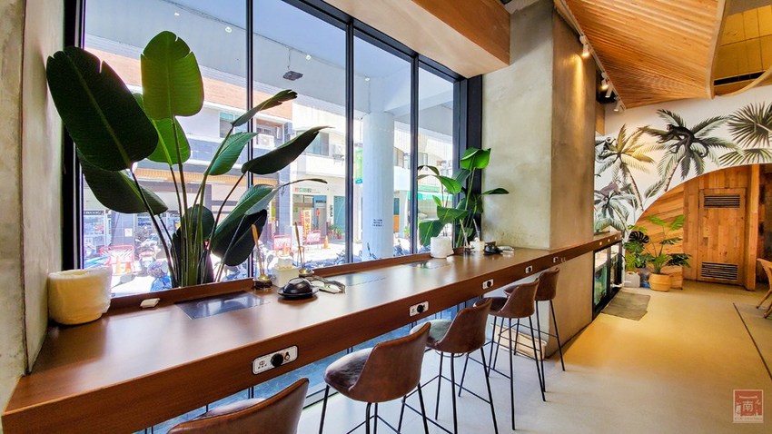 【台南美食】網美南洋風浮誇鍋物｜活體龍蝦鮑魚夠新鮮｜浮誇海鮮盤｜肉肉多多盤｜南紡購物中心附近美食｜活龍蝦｜和牛｜中秋連假~花花世界鍋物 - 南人幫