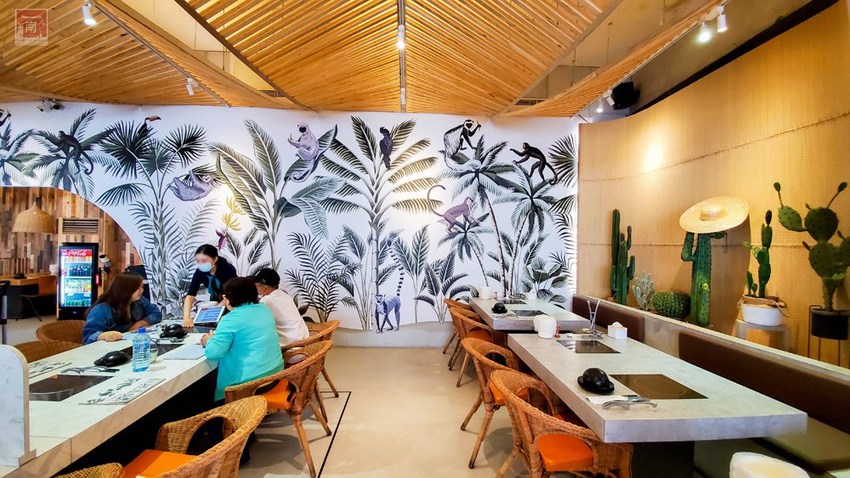 【台南美食】網美南洋風浮誇鍋物｜活體龍蝦鮑魚夠新鮮｜浮誇海鮮盤｜肉肉多多盤｜南紡購物中心附近美食｜活龍蝦｜和牛｜中秋連假~花花世界鍋物 - 南人幫