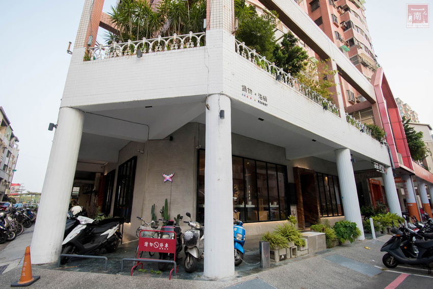 【臺南美食】和牛鍋物也太奢侈了｜點套餐加碼送16隻草蝦｜瓶裝飲料喝到飽｜浮誇海鮮盤｜25盎司大份量和牛和PRIME牛肉原肉現切｜公司聚餐｜情人約會~~花花世界鍋物 - 南人幫