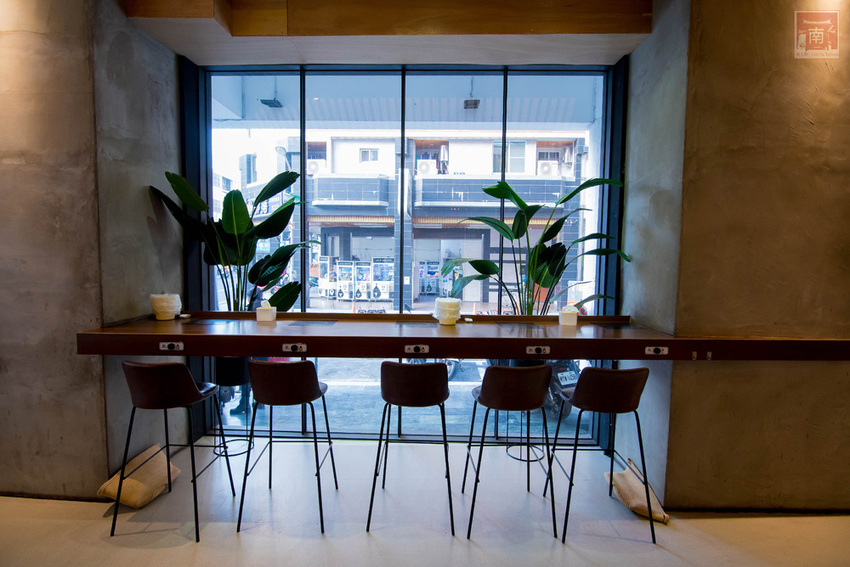 【臺南美食】和牛鍋物也太奢侈了｜點套餐加碼送16隻草蝦｜瓶裝飲料喝到飽｜浮誇海鮮盤｜25盎司大份量和牛和PRIME牛肉原肉現切｜公司聚餐｜情人約會~~花花世界鍋物 - 南人幫