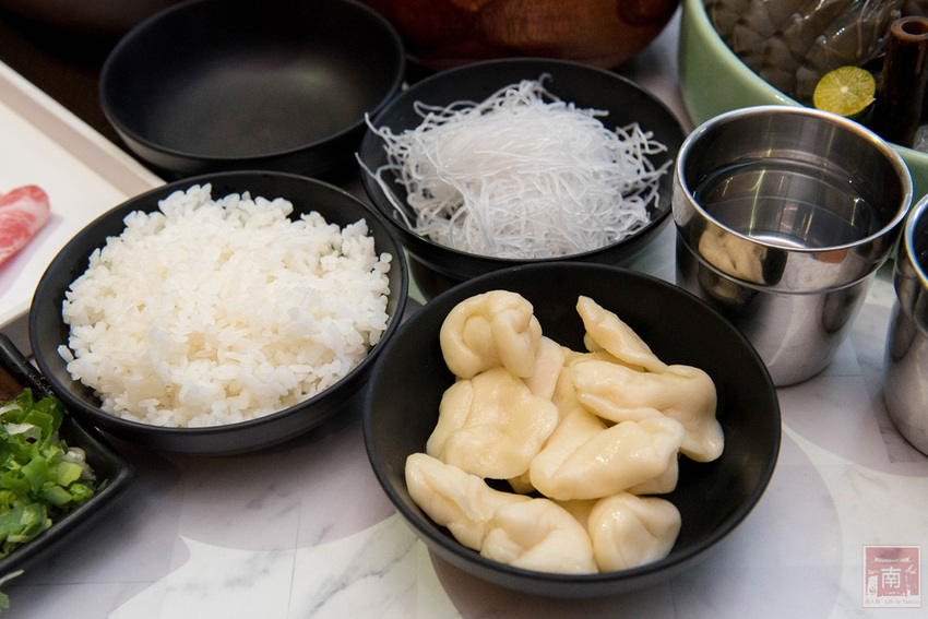 【臺南美食】和牛鍋物也太奢侈了｜點套餐加碼送16隻草蝦｜瓶裝飲料喝到飽｜浮誇海鮮盤｜25盎司大份量和牛和PRIME牛肉原肉現切｜公司聚餐｜情人約會~~花花世界鍋物 - 南人幫
