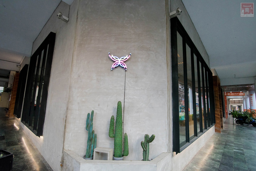 【臺南美食】和牛鍋物也太奢侈了｜點套餐加碼送16隻草蝦｜瓶裝飲料喝到飽｜浮誇海鮮盤｜25盎司大份量和牛和PRIME牛肉原肉現切｜公司聚餐｜情人約會~~花花世界鍋物 - 南人幫