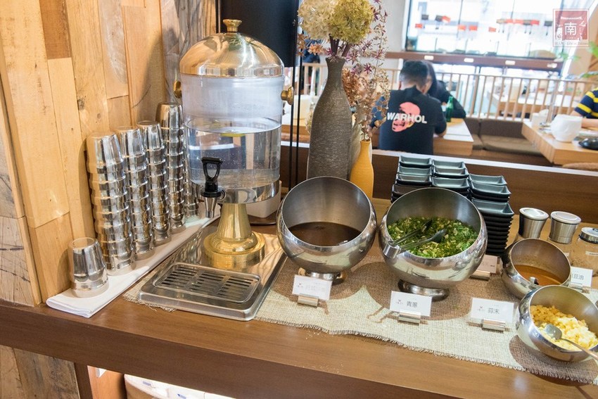 【台南美食】網美南洋風浮誇鍋物｜活體龍蝦鮑魚夠新鮮｜浮誇海鮮盤｜肉肉多多盤｜南紡購物中心附近美食｜活龍蝦｜和牛｜中秋連假~花花世界鍋物 - 南人幫