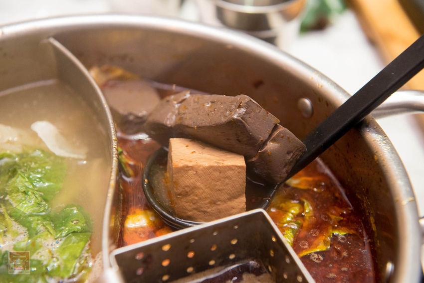 【臺南美食】和牛鍋物也太奢侈了｜點套餐加碼送16隻草蝦｜瓶裝飲料喝到飽｜浮誇海鮮盤｜25盎司大份量和牛和PRIME牛肉原肉現切｜公司聚餐｜情人約會~~花花世界鍋物 - 南人幫