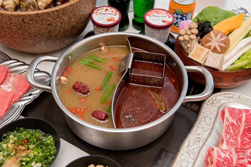 【台南美食】網美南洋風浮誇鍋物｜活體龍蝦鮑魚夠新鮮｜浮誇海鮮盤｜肉肉多多盤｜南紡購物中心附近美食｜活龍蝦｜和牛｜中秋連假~花花世界鍋物 - 南人幫