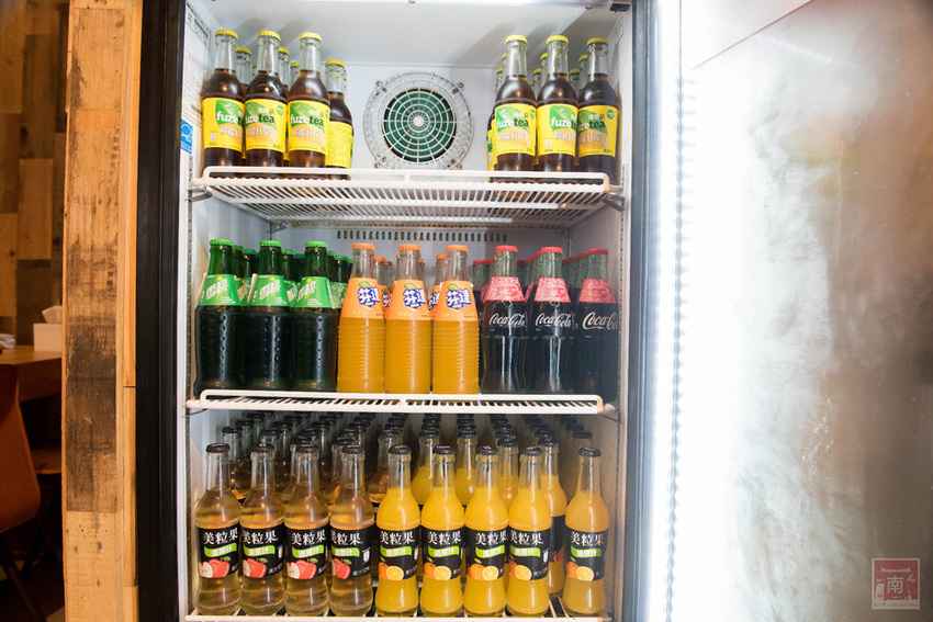 【臺南美食】和牛鍋物也太奢侈了｜點套餐加碼送16隻草蝦｜瓶裝飲料喝到飽｜浮誇海鮮盤｜25盎司大份量和牛和PRIME牛肉原肉現切｜公司聚餐｜情人約會~~花花世界鍋物 - 南人幫