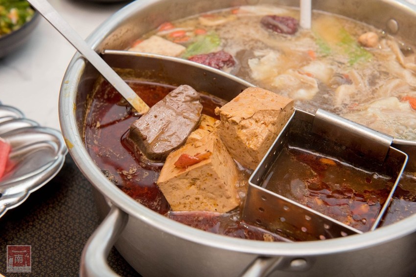 【台南美食】網美南洋風浮誇鍋物｜活體龍蝦鮑魚夠新鮮｜浮誇海鮮盤｜肉肉多多盤｜南紡購物中心附近美食｜活龍蝦｜和牛｜中秋連假~花花世界鍋物 - 南人幫