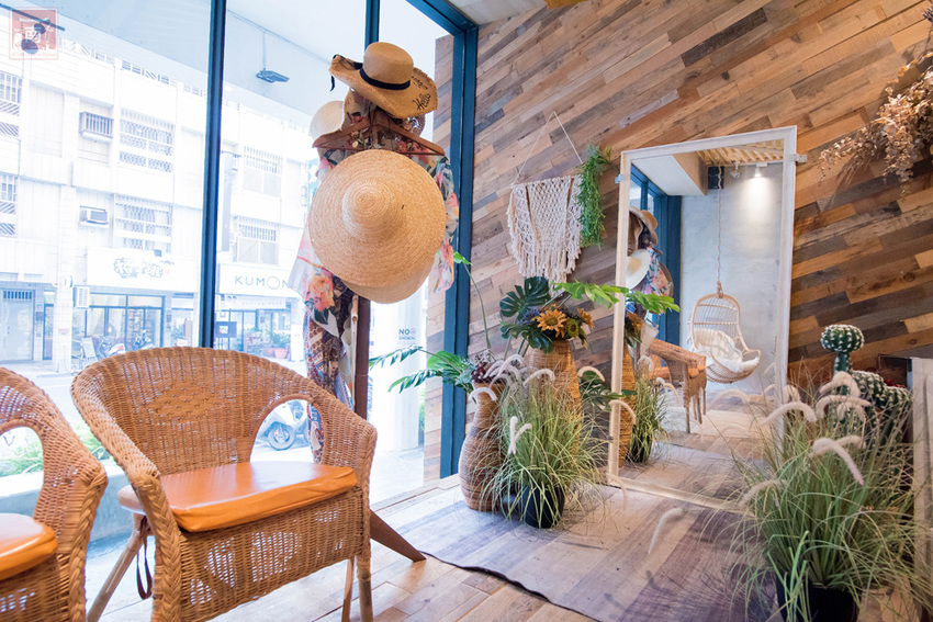 【臺南美食】和牛鍋物也太奢侈了｜點套餐加碼送16隻草蝦｜瓶裝飲料喝到飽｜浮誇海鮮盤｜25盎司大份量和牛和PRIME牛肉原肉現切｜公司聚餐｜情人約會~~花花世界鍋物 - 南人幫