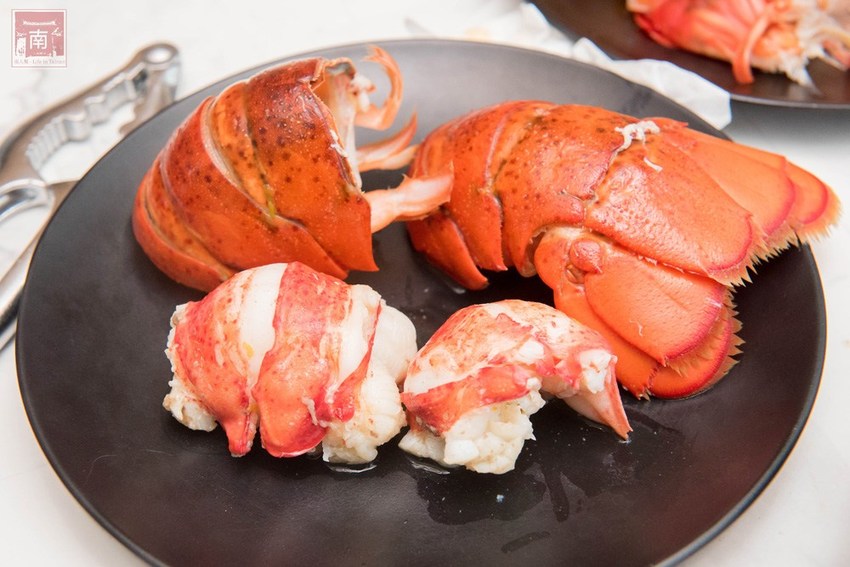 【台南美食】網美南洋風浮誇鍋物｜活體龍蝦鮑魚夠新鮮｜浮誇海鮮盤｜肉肉多多盤｜南紡購物中心附近美食｜活龍蝦｜和牛｜中秋連假~花花世界鍋物 - 南人幫