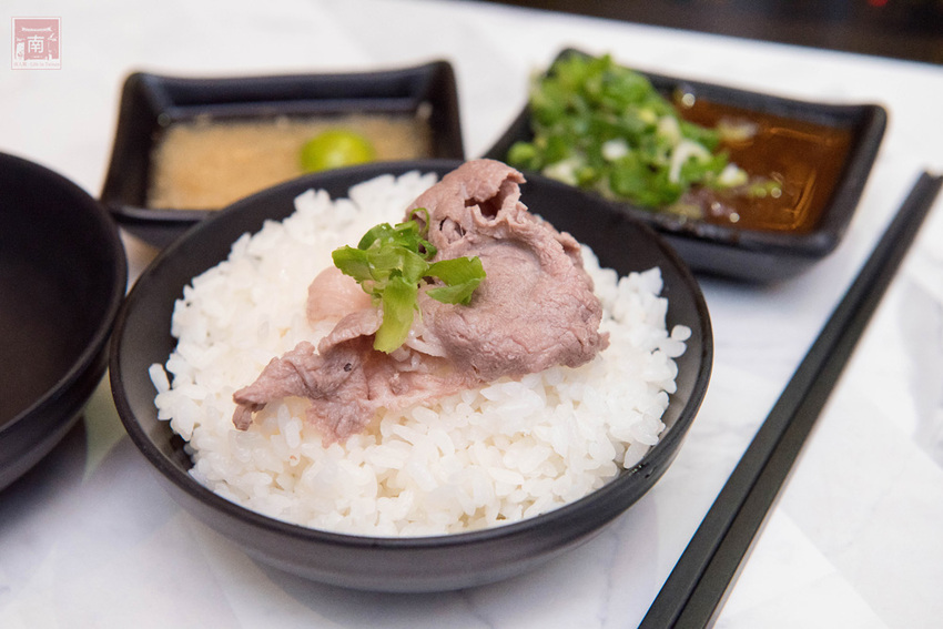【臺南美食】和牛鍋物也太奢侈了｜點套餐加碼送16隻草蝦｜瓶裝飲料喝到飽｜浮誇海鮮盤｜25盎司大份量和牛和PRIME牛肉原肉現切｜公司聚餐｜情人約會~~花花世界鍋物 - 南人幫