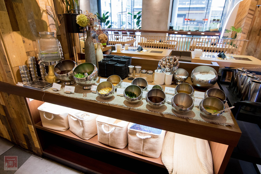 【臺南美食】和牛鍋物也太奢侈了｜點套餐加碼送16隻草蝦｜瓶裝飲料喝到飽｜浮誇海鮮盤｜25盎司大份量和牛和PRIME牛肉原肉現切｜公司聚餐｜情人約會~~花花世界鍋物 - 南人幫