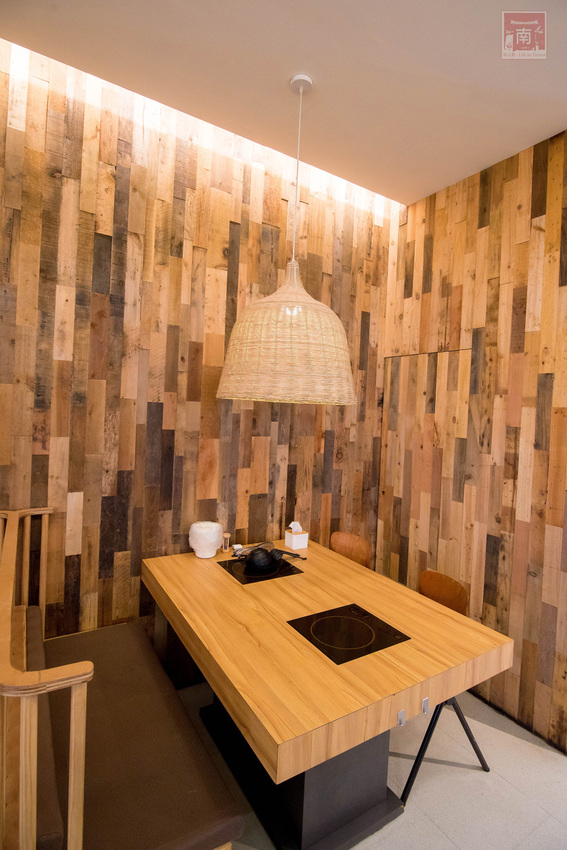 【臺南美食】和牛鍋物也太奢侈了｜點套餐加碼送16隻草蝦｜瓶裝飲料喝到飽｜浮誇海鮮盤｜25盎司大份量和牛和PRIME牛肉原肉現切｜公司聚餐｜情人約會~~花花世界鍋物 - 南人幫