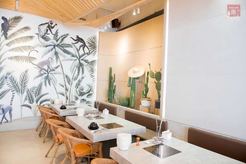 【台南美食】網美南洋風浮誇鍋物｜活體龍蝦鮑魚夠新鮮｜浮誇海鮮盤｜肉肉多多盤｜南紡購物中心附近美食｜活龍蝦｜和牛｜中秋連假~花花世界鍋物 - 南人幫