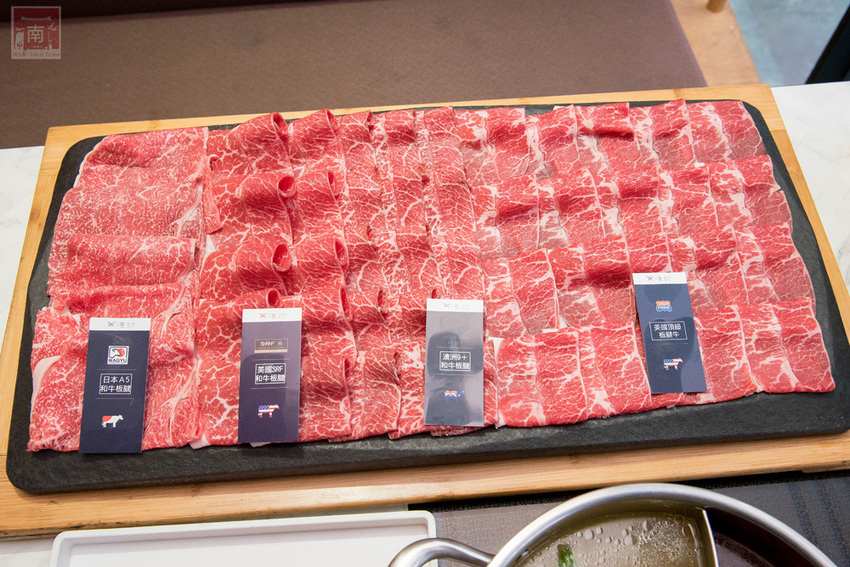 【臺南美食】和牛鍋物也太奢侈了｜點套餐加碼送16隻草蝦｜瓶裝飲料喝到飽｜浮誇海鮮盤｜25盎司大份量和牛和PRIME牛肉原肉現切｜公司聚餐｜情人約會~~花花世界鍋物 - 南人幫