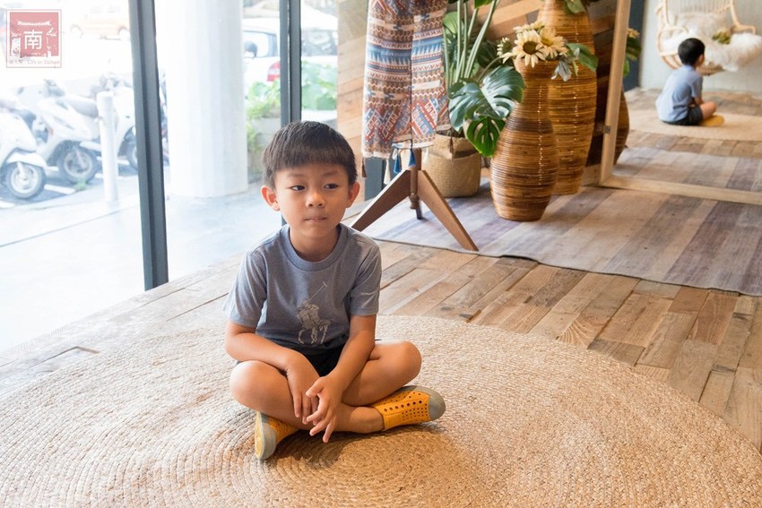 【台南美食】網美南洋風浮誇鍋物｜活體龍蝦鮑魚夠新鮮｜浮誇海鮮盤｜肉肉多多盤｜南紡購物中心附近美食｜活龍蝦｜和牛｜中秋連假~花花世界鍋物 - 南人幫