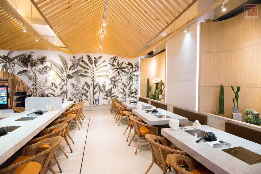 【臺南美食】和牛鍋物也太奢侈了｜點套餐加碼送16隻草蝦｜瓶裝飲料喝到飽｜浮誇海鮮盤｜25盎司大份量和牛和PRIME牛肉原肉現切｜公司聚餐｜情人約會~~花花世界鍋物 - 南人幫