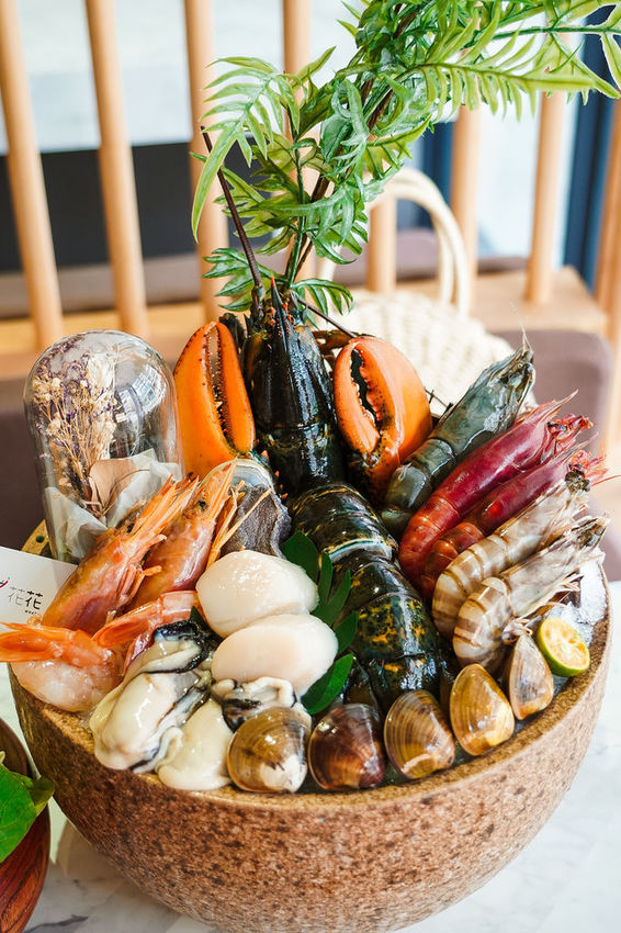 台南火鍋|花花世界鍋物 浮誇海陸鍋 活龍蝦 Prime無骨牛小排 超邪惡鮭魚卵丼飯必點 台南東區最美度假網美風火鍋店32.jpg