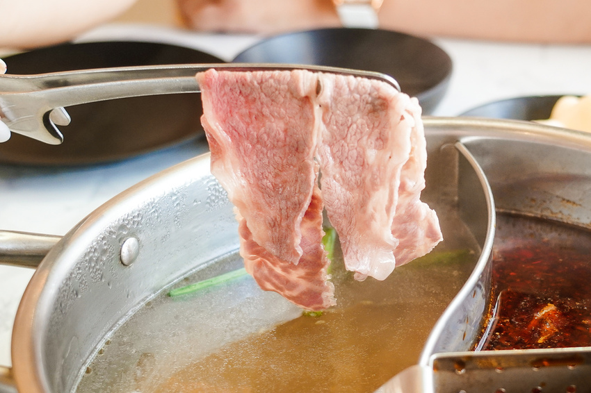 台南火鍋｜花花世界鍋物 浮誇海陸鍋 活龍蝦 Prime無骨牛小排 超邪惡鮭魚卵丼飯必點 台南東區最美度假網美風火鍋店24.jpg