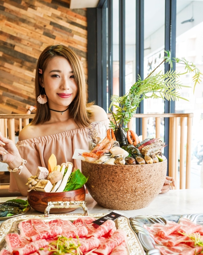 台南火鍋|花花世界鍋物 浮誇海陸鍋 活龍蝦 Prime無骨牛小排 超邪惡鮭魚卵丼飯必點 台南東區最美度假網美風火鍋店18.jpg