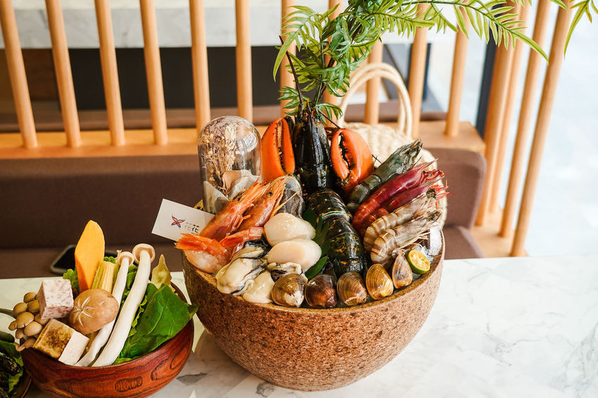 台南火鍋｜花花世界鍋物 浮誇海陸鍋 活龍蝦 Prime無骨牛小排 超邪惡鮭魚卵丼飯必點 台南東區最美度假網美風火鍋店31.jpg