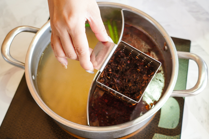 台南火鍋｜花花世界鍋物 浮誇海陸鍋 活龍蝦 Prime無骨牛小排 超邪惡鮭魚卵丼飯必點 台南東區最美度假網美風火鍋店13A.jpg