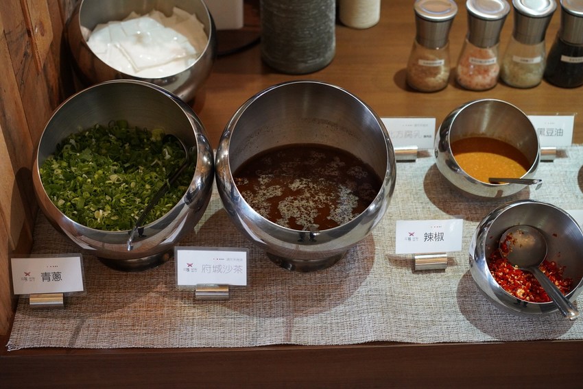 【台南美食】花花世界鍋物。南洋叢林風網美火鍋店。主打精緻海鮮、浮誇系大肉盤！營業至凌晨兩點～ - 阿華田的美食日記