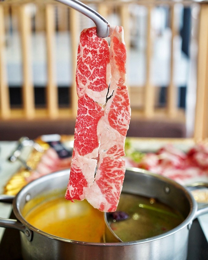 【台南美食】花花世界鍋物。南洋叢林風網美火鍋店。主打精緻海鮮、浮誇系大肉盤！營業至凌晨兩點～ - 阿華田的美食日記