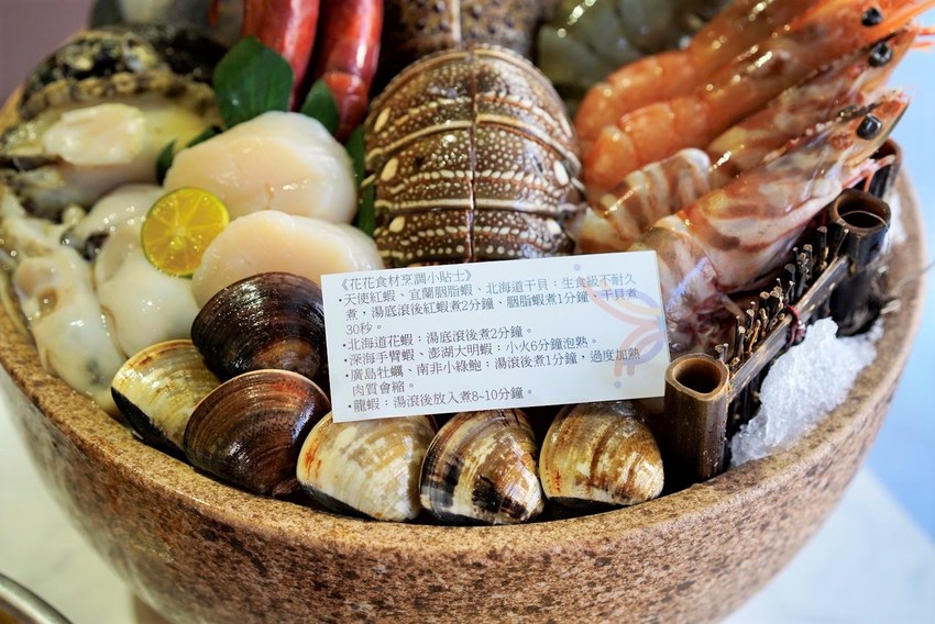 【台南美食】花花世界鍋物。南洋叢林風網美火鍋店。主打精緻海鮮、浮誇系大肉盤！營業至凌晨兩點～ - 阿華田的美食日記