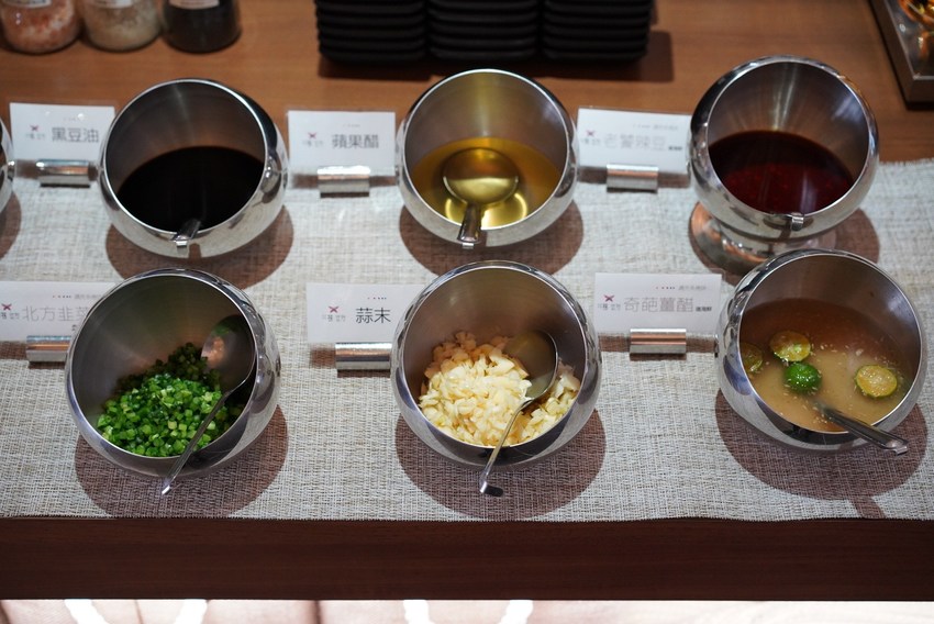 【台南美食】花花世界鍋物。南洋叢林風網美火鍋店。主打精緻海鮮、浮誇系大肉盤！營業至凌晨兩點～ - 阿華田的美食日記