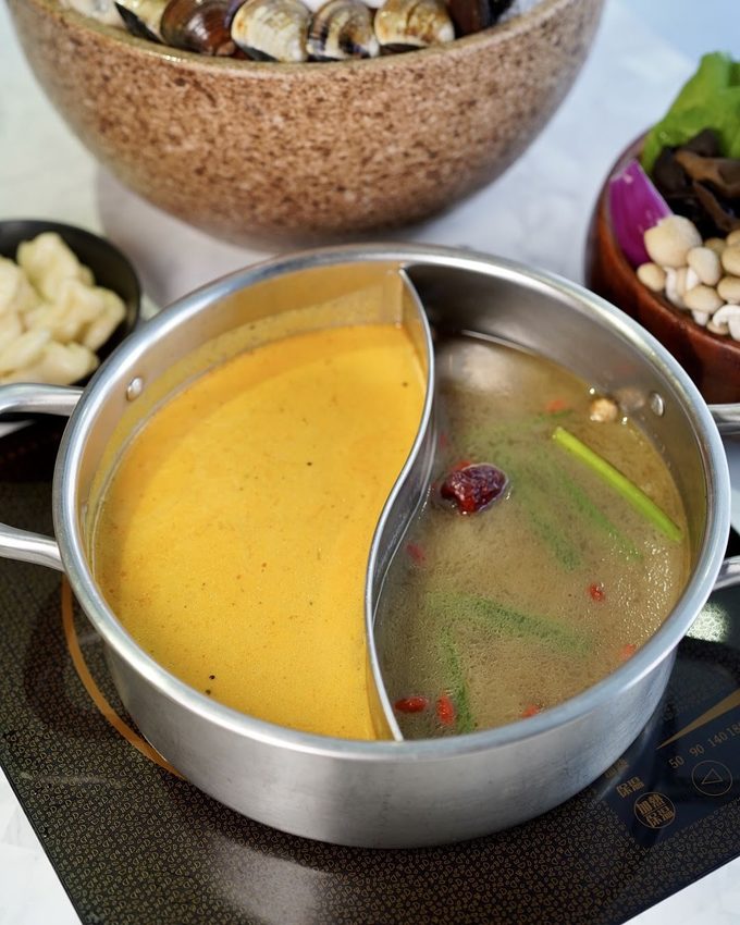 【台南美食】花花世界鍋物。南洋叢林風網美火鍋店。主打精緻海鮮、浮誇系大肉盤！營業至凌晨兩點～ - 阿華田的美食日記