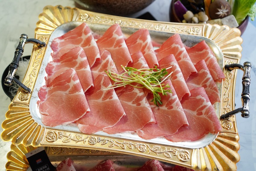 【台南美食】花花世界鍋物。南洋叢林風網美火鍋店。主打精緻海鮮、浮誇系大肉盤！營業至凌晨兩點～ - 阿華田的美食日記