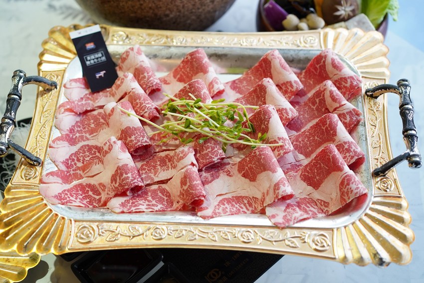 【台南美食】花花世界鍋物。南洋叢林風網美火鍋店。主打精緻海鮮、浮誇系大肉盤！營業至凌晨兩點～ - 阿華田的美食日記