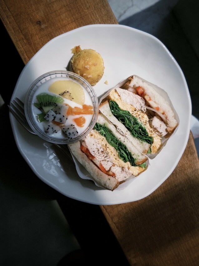 台南新化咖啡廳！貓咪咖啡店Kizuna Café，健康系舒肥雞早午餐。