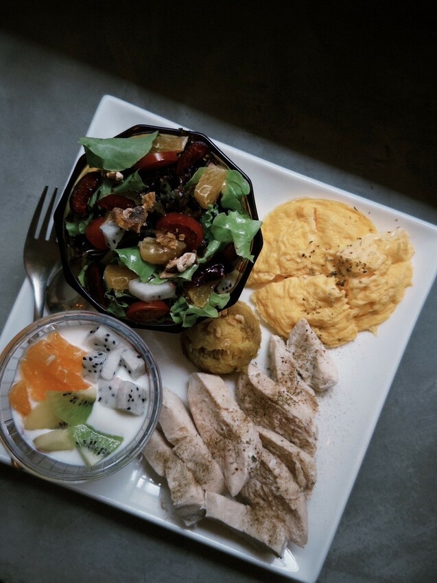 台南新化咖啡廳！貓咪咖啡店Kizuna Café，健康系舒肥雞早午餐。