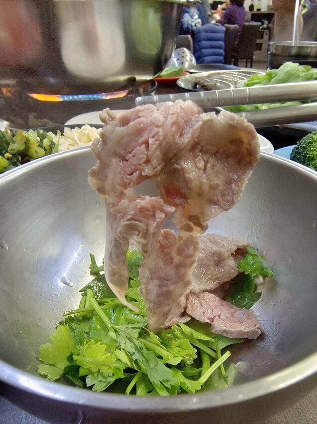 【屏東】隆興汕頭沙茶火鍋。霜降牛肉+松阪豬+哇沙米手打魚漿必點。寵物友善餐廳